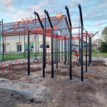 To realizacja u Pana Sławka z Mazowsza, Duży zestaw street workout ładnie wkomponował się w kompleks szkolny