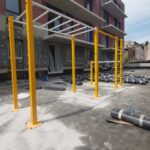 Mały zestaw street workout dla wspólnoty mieszkaniowej na nowo powstałym budynku w Łodzi