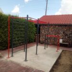 Średni zestaw street workout robiony dla osoby prywatnej z profilu 50x50x3mm i mocowany na kotwach do wylewki betonowej