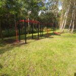 Zestaw street workout PSSX08 Medium też dla sołectwa jako uzupełnienie boiska i placu zabaw. Uchwyt do flagi, drabinka pozioma, drążek zygzak, drabinka pionowa z wysięgnikiem na kółka gim, poręcze do dipów gięte, drążek długi 180cm, drążek mutlichwyt 120cm, ławeczka skośna i lina wspinaczkowa