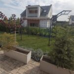 Zestaw PSSX0 Medium realizowany dla osoby prywatnej składający się z drabinki poziomej, pionowej i skośnej, drążka do podciągania, kółek gimnastycznych, siatki wspinaczkowej i poręcz do dipów