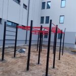 Zestaw PSSX02 Mega zmodyfikowany realizowany dla firmy Budimex nad Warszawą, 2 drabinki poziome, 2 pary kółek gim, 2 drążki zygzaki, chwyty, lina wspinaczkowa, 2 ławeczki, kilka drążków, drabinka pionowa, 2 poręcze równoległe wysokie i 2 niskie